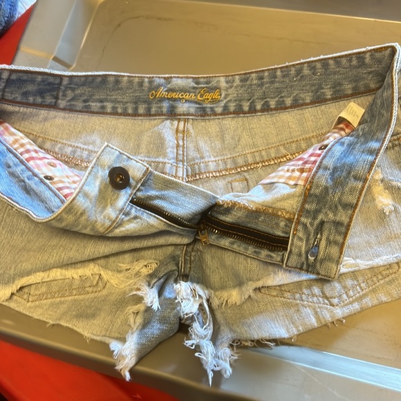 American Eagle size 6 Jean short cut off - Picture 3 of 3